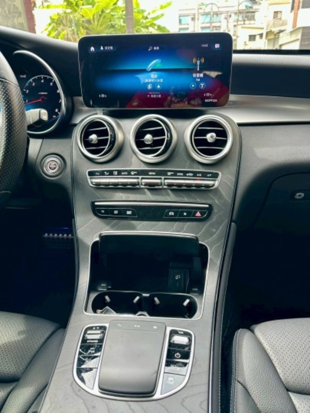 新入庫 2020 GLC300 Coupe  液晶螢幕/ 換檔撥片/ 免鑰匙啟/ 摸門解鎖 /倒車顯影  第11張相片