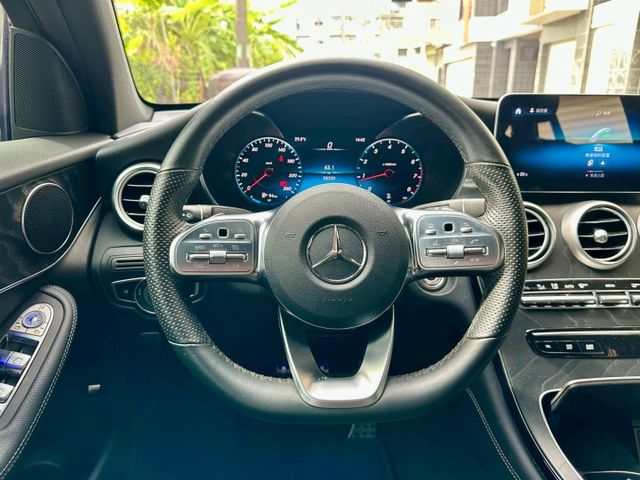 新入庫 2020 GLC300 Coupe  液晶螢幕/ 換檔撥片/ 免鑰匙啟/ 摸門解鎖 /倒車顯影  第13張相片