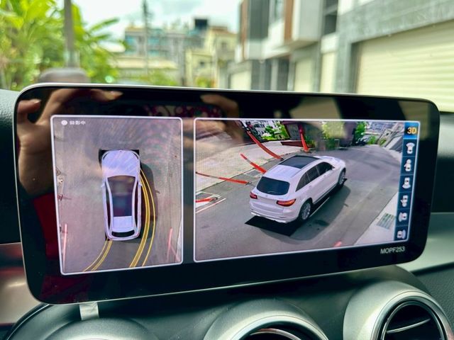 新入庫 2020 GLC300 Coupe  液晶螢幕/ 換檔撥片/ 免鑰匙啟/ 摸門解鎖 /倒車顯影  第15張相片
