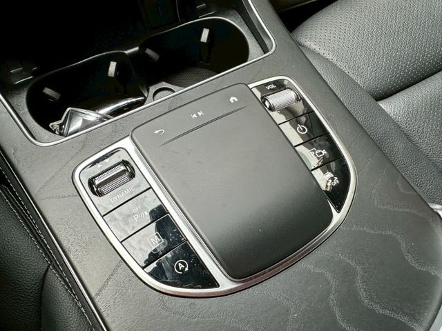 新入庫 2020 GLC300 Coupe  液晶螢幕/ 換檔撥片/ 免鑰匙啟/ 摸門解鎖 /倒車顯影  第17張相片