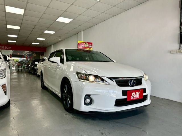 入庫 2012年  CT200h  豪華版 已更換大電池 11萬公里更換 改雙出排氣管  光感頭燈  i-key摸門  第1張相片