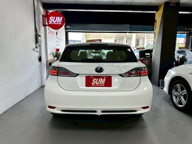 入庫 2012年  CT200h  豪華版 已更換大電池 11萬公里更換 改雙出排氣管  光感頭燈  i-key摸門  第4張相片