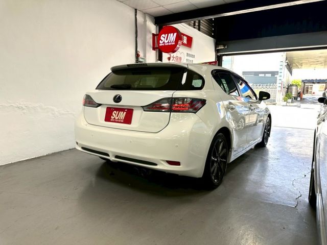 入庫 2012年  CT200h  豪華版 已更換大電池 11萬公里更換 改雙出排氣管  光感頭燈  i-key摸門  第5張相片