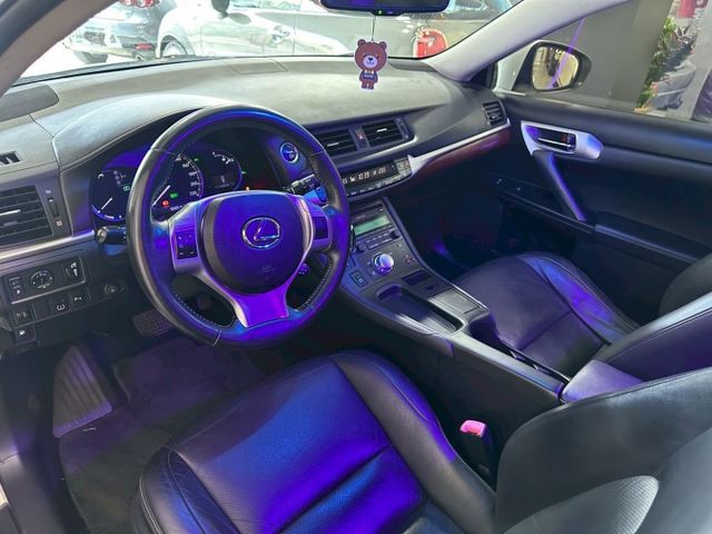 入庫 2012年  CT200h  豪華版 已更換大電池 11萬公里更換 改雙出排氣管  光感頭燈  i-key摸門  第7張相片