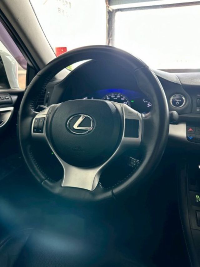 入庫 2012年  CT200h  豪華版 已更換大電池 11萬公里更換 改雙出排氣管  光感頭燈  i-key摸門  第12張相片