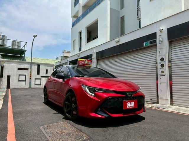 2020 Corolla Sport 旗艦白 糖果紅包膜  升級：變形蟲卡夢方向盤、 對四卡鉗、聲控氣氛燈  第1張相片