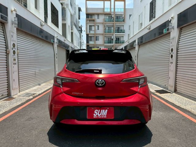 2020 Corolla Sport 旗艦白 糖果紅包膜  升級：變形蟲卡夢方向盤、 對四卡鉗、聲控氣氛燈  第4張相片