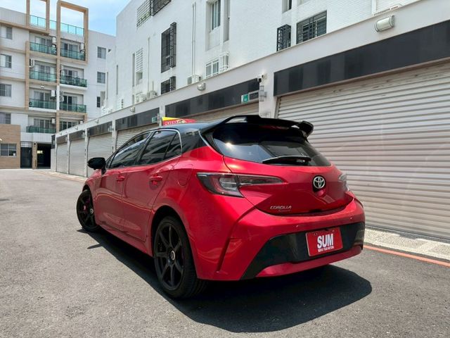 2020 Corolla Sport 旗艦白 糖果紅包膜  升級：變形蟲卡夢方向盤、 對四卡鉗、聲控氣氛燈  第5張相片