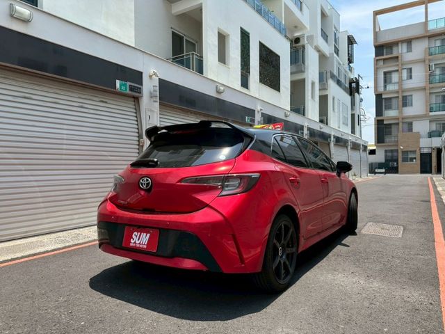 2020 Corolla Sport 旗艦白 糖果紅包膜  升級：變形蟲卡夢方向盤、 對四卡鉗、聲控氣氛燈  第6張相片
