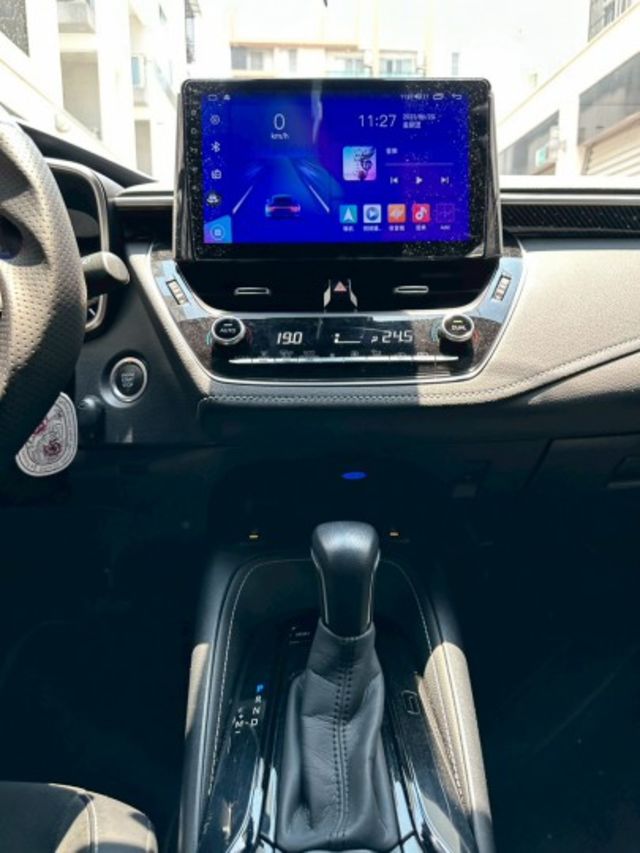 2020 Corolla Sport 旗艦白 糖果紅包膜  升級：變形蟲卡夢方向盤、 對四卡鉗、聲控氣氛燈  第10張相片