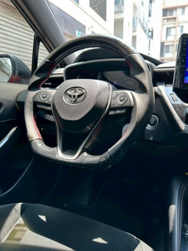 2020 Corolla Sport 旗艦白 糖果紅包膜  升級：變形蟲卡夢方向盤、 對四卡鉗、聲控氣氛燈  第11張相片