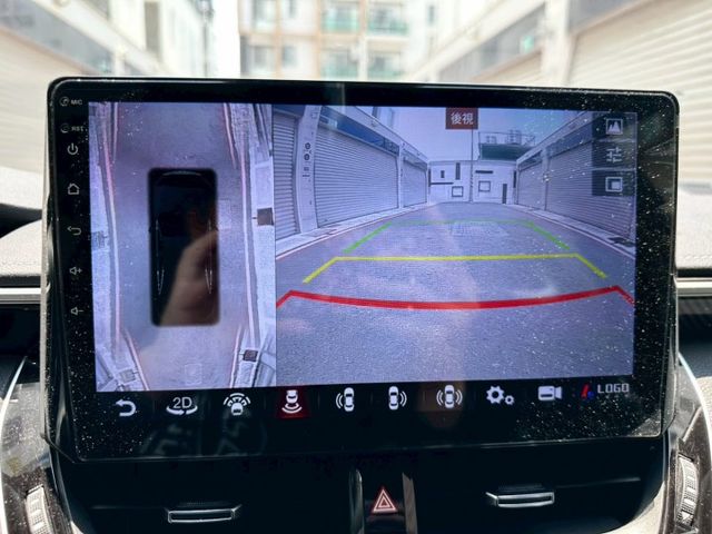 2020 Corolla Sport 旗艦白 糖果紅包膜  升級：變形蟲卡夢方向盤、 對四卡鉗、聲控氣氛燈  第13張相片