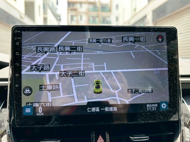 2020 Corolla Sport 旗艦白 糖果紅包膜  升級：變形蟲卡夢方向盤、 對四卡鉗、聲控氣氛燈  第14張相片