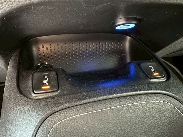 2020 Corolla Sport 旗艦白 糖果紅包膜  升級：變形蟲卡夢方向盤、 對四卡鉗、聲控氣氛燈  第16張相片