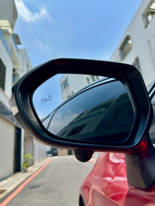 2020 Corolla Sport 旗艦白 糖果紅包膜  升級：變形蟲卡夢方向盤、 對四卡鉗、聲控氣氛燈  第17張相片