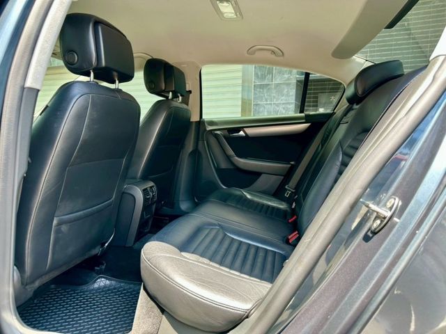2011 Volkswagen Passat1.8 TSI  CL  前/後霧燈 /駕駛座電動椅/定速巡航  第9張相片