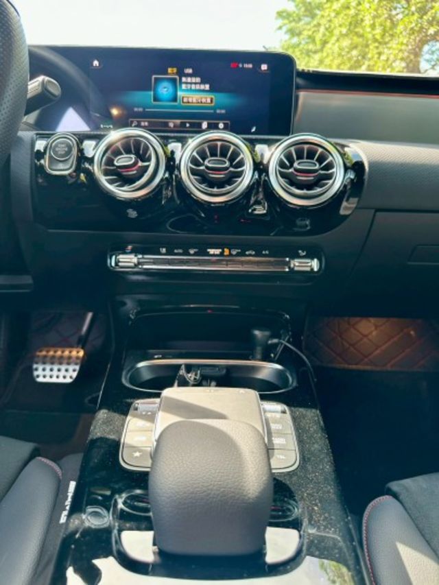 2022 A180 AMG 里程：2.7萬Km 配備:23P跟車/AMG外觀套件/64氣氛燈/雙前電動椅  第13張相片