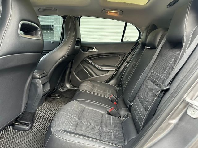 2015 GLA200 總代理跑13萬 配備:全景天窗/自動停車/電動尾門/雙前電動椅/雙前記憶椅/胎壓監控  第9張相片