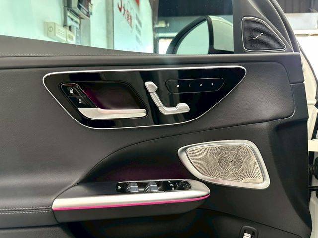 2023 C300 AMG 4MATIC 總代理/48V輕油電/原廠保固1年/無煙一手車/原廠記錄/23P跟車/柏林之音  第13張相片