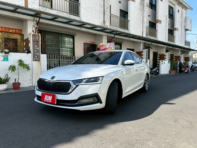 2023 Skoda Octavia 1.5 TSI e-TEC 配備:免鑰匙摸門~電動尾門~ACC跟車~雙前座電熱椅  第3張相片