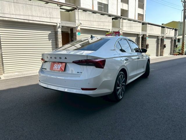 2023 Skoda Octavia 1.5 TSI e-TEC 配備:免鑰匙摸門~電動尾門~ACC跟車~雙前座電熱椅  第4張相片