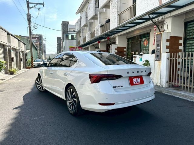 2023 Skoda Octavia 1.5 TSI e-TEC 配備:免鑰匙摸門~電動尾門~ACC跟車~雙前座電熱椅  第6張相片
