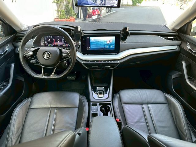 2023 Skoda Octavia 1.5 TSI e-TEC 配備:免鑰匙摸門~電動尾門~ACC跟車~雙前座電熱椅  第7張相片
