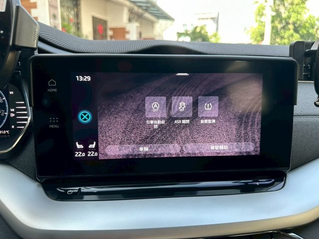 2023 Skoda Octavia 1.5 TSI e-TEC 配備:免鑰匙摸門~電動尾門~ACC跟車~雙前座電熱椅  第17張相片