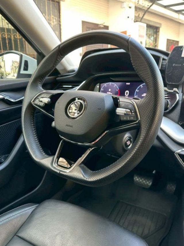 2023 Skoda Octavia 1.5 TSI e-TEC 配備:免鑰匙摸門~電動尾門~ACC跟車~雙前座電熱椅  第19張相片