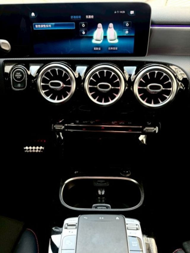 2020年Benz A180 AMG 原版件 配備: 免鑰匙/摸門/倒車影像/自動停車/空力套件/盲點/雙前電動記憶座椅  第13張相片