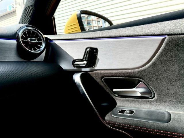 2020年Benz A180 AMG 原版件 配備: 免鑰匙/摸門/倒車影像/自動停車/空力套件/盲點/雙前電動記憶座椅  第14張相片