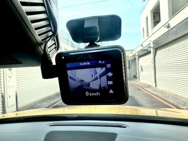 2020年Benz A180 AMG 原版件 配備: 免鑰匙/摸門/倒車影像/自動停車/空力套件/盲點/雙前電動記憶座椅  第16張相片