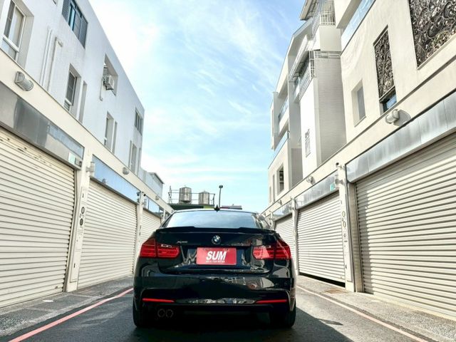 2013年 BMW 328i Xdrive4輪 升級：前大包M3 M-Sport後大包/方向盤/M版18吋鋁/雙前電熱椅  第5張相片