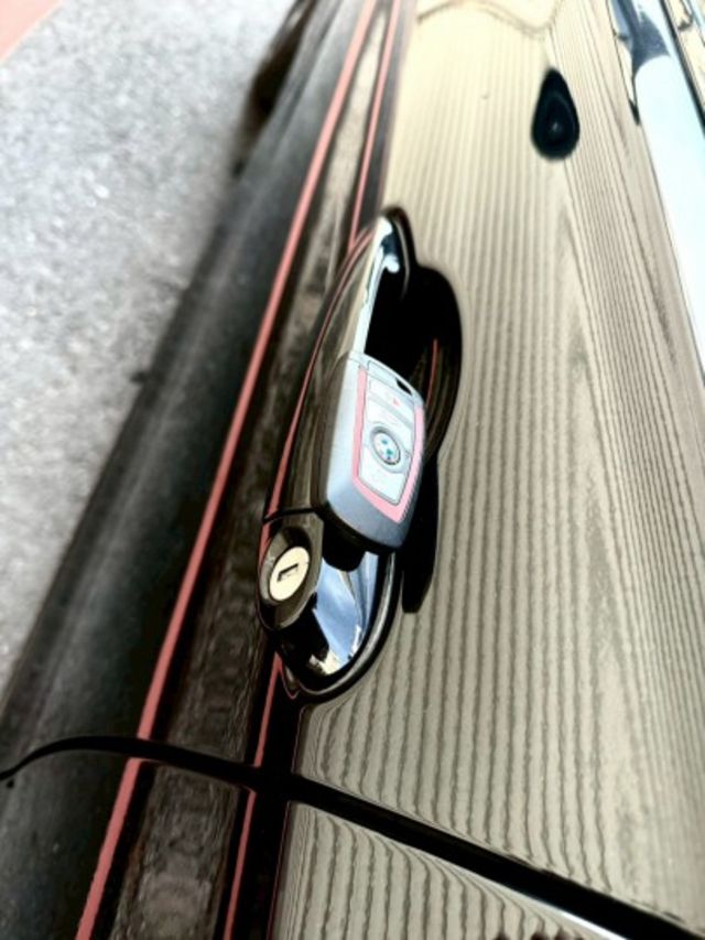 2013年 BMW 328i Xdrive4輪 升級：前大包M3 M-Sport後大包/方向盤/M版18吋鋁/雙前電熱椅  第8張相片