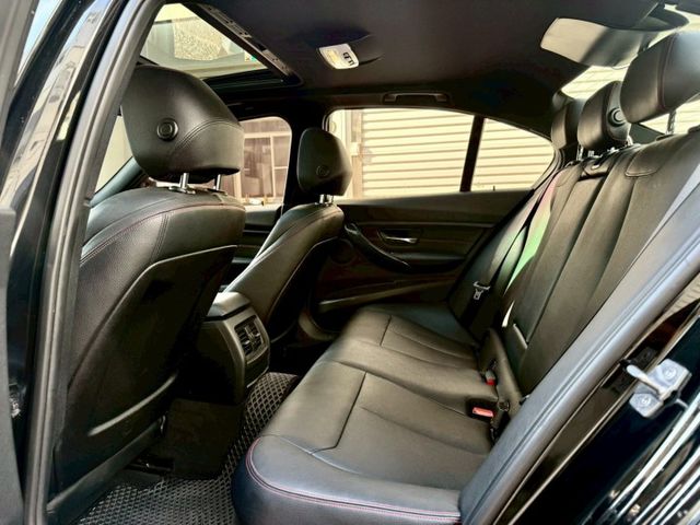 2013年 BMW 328i Xdrive4輪 升級：前大包M3 M-Sport後大包/方向盤/M版18吋鋁/雙前電熱椅  第11張相片