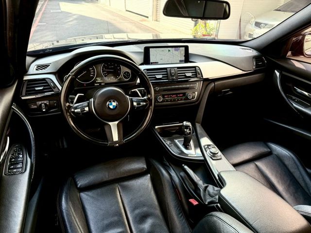 2013年 BMW 328i Xdrive4輪 升級：前大包M3 M-Sport後大包/方向盤/M版18吋鋁/雙前電熱椅  第12張相片