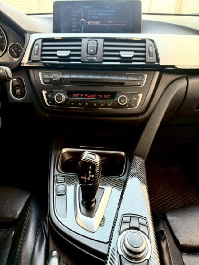 2013年 BMW 328i Xdrive4輪 升級：前大包M3 M-Sport後大包/方向盤/M版18吋鋁/雙前電熱椅  第15張相片
