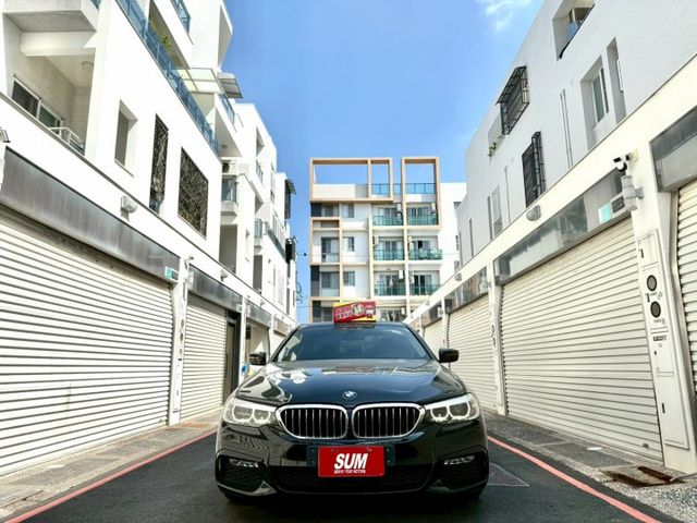 2017 BMW G30 520d 總代理 升級：M版空力套件/18吋M版鋁圈/免鑰匙/摸門/腳踢尾門/車道偏移/盲點  第2張相片