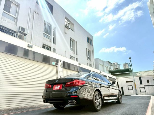 2017 BMW G30 520d 總代理 升級：M版空力套件/18吋M版鋁圈/免鑰匙/摸門/腳踢尾門/車道偏移/盲點  第4張相片
