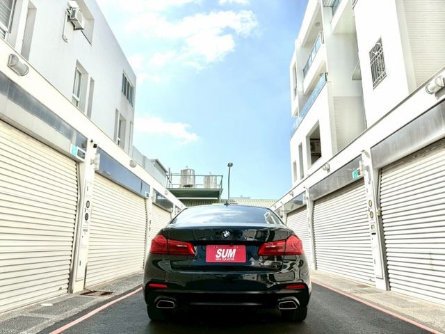 2017 BMW G30 520d 總代理 升級：M版空力套件/18吋M版鋁圈/免鑰匙/摸門/腳踢尾門/車道偏移/盲點  第5張相片