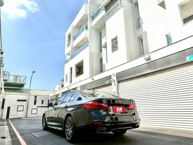 2017 BMW G30 520d 總代理 升級：M版空力套件/18吋M版鋁圈/免鑰匙/摸門/腳踢尾門/車道偏移/盲點  第6張相片
