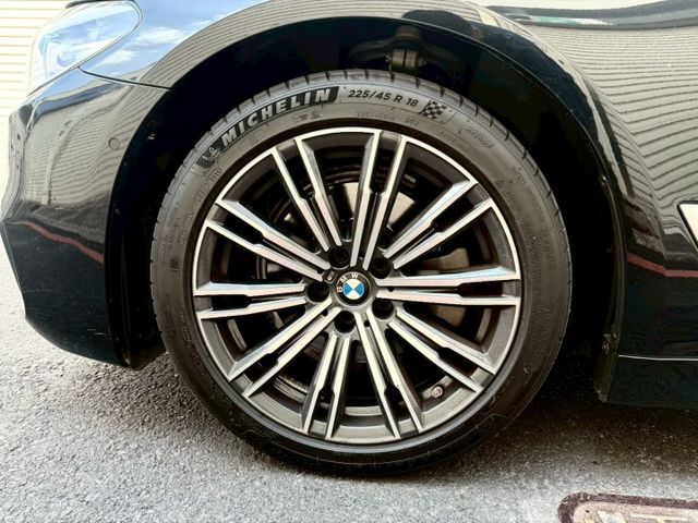 2017 BMW G30 520d 總代理 升級：M版空力套件/18吋M版鋁圈/免鑰匙/摸門/腳踢尾門/車道偏移/盲點  第7張相片