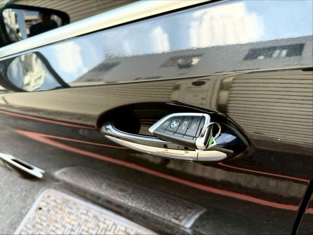 2017 BMW G30 520d 總代理 升級：M版空力套件/18吋M版鋁圈/免鑰匙/摸門/腳踢尾門/車道偏移/盲點  第8張相片