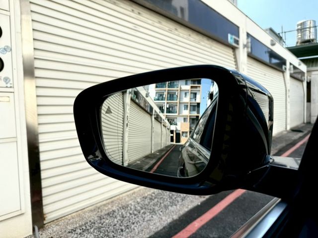 2017 BMW G30 520d 總代理 升級：M版空力套件/18吋M版鋁圈/免鑰匙/摸門/腳踢尾門/車道偏移/盲點  第9張相片