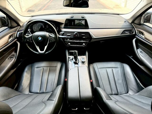 2017 BMW G30 520d 總代理 升級：M版空力套件/18吋M版鋁圈/免鑰匙/摸門/腳踢尾門/車道偏移/盲點  第10張相片