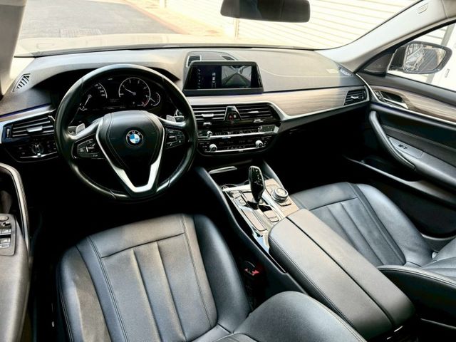 2017 BMW G30 520d 總代理 升級：M版空力套件/18吋M版鋁圈/免鑰匙/摸門/腳踢尾門/車道偏移/盲點  第11張相片