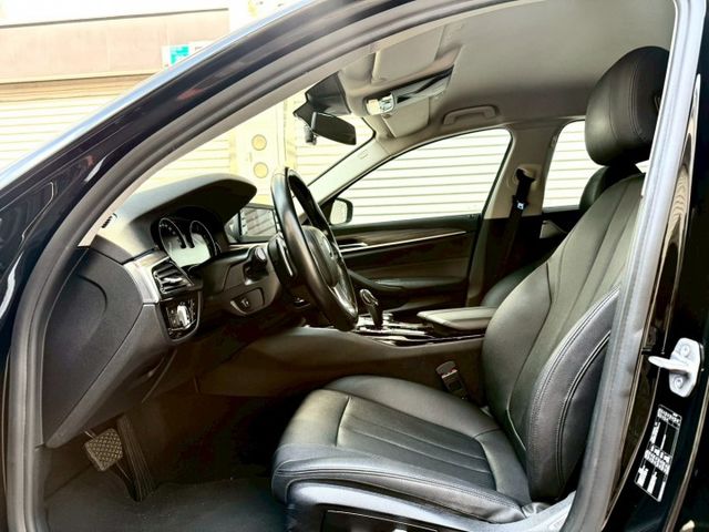 2017 BMW G30 520d 總代理 升級：M版空力套件/18吋M版鋁圈/免鑰匙/摸門/腳踢尾門/車道偏移/盲點  第12張相片