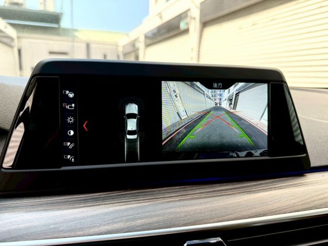 2017 BMW G30 520d 總代理 升級：M版空力套件/18吋M版鋁圈/免鑰匙/摸門/腳踢尾門/車道偏移/盲點  第16張相片