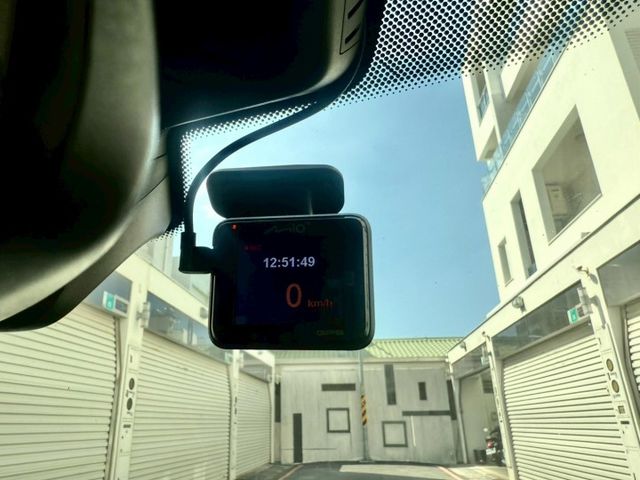 2017 BMW G30 520d 總代理 升級：M版空力套件/18吋M版鋁圈/免鑰匙/摸門/腳踢尾門/車道偏移/盲點  第17張相片