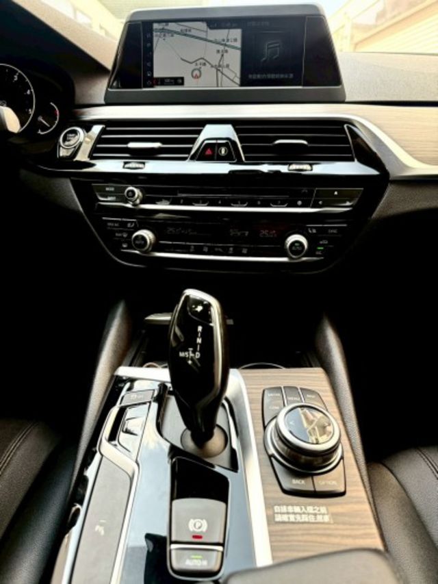 2017 BMW G30 520d 總代理 升級：M版空力套件/18吋M版鋁圈/免鑰匙/摸門/腳踢尾門/車道偏移/盲點  第18張相片